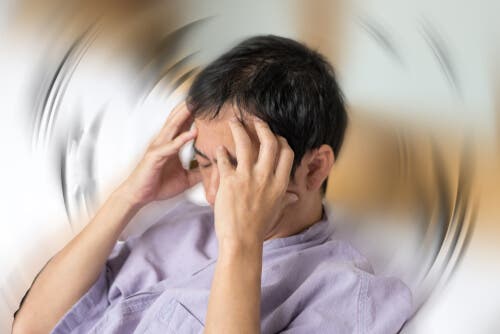 hombre con dolor de cabeza por meningitis