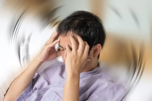 hombre con dolor de cabeza por meningitis