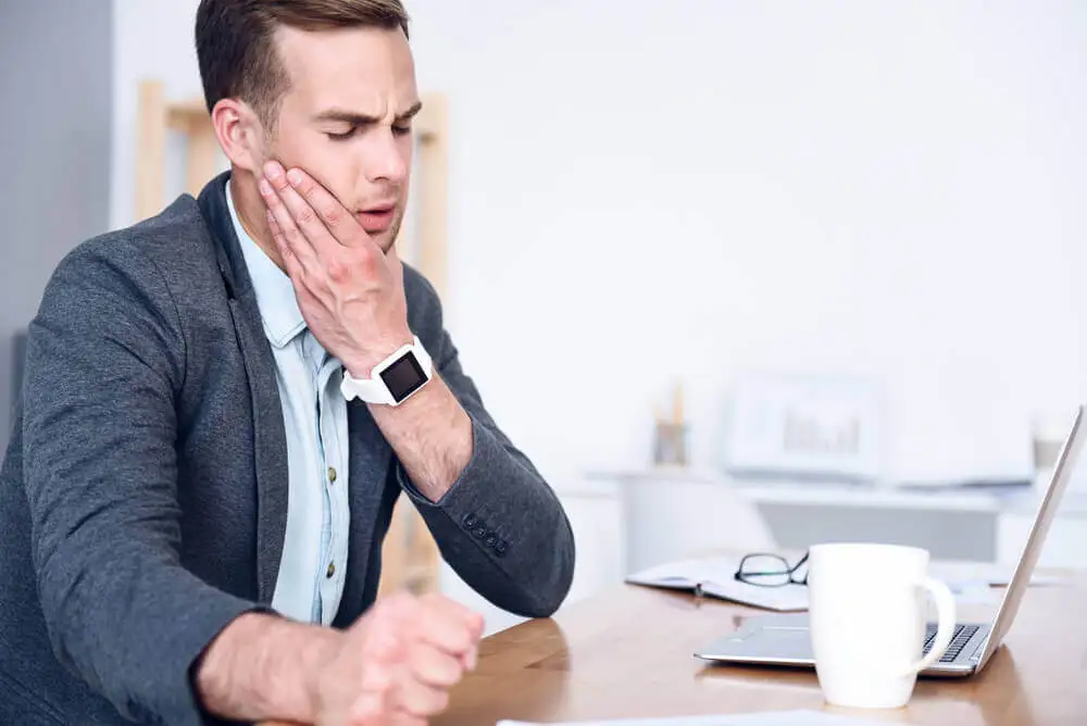 Dolor y chasquido en la articulación temporomandibular.