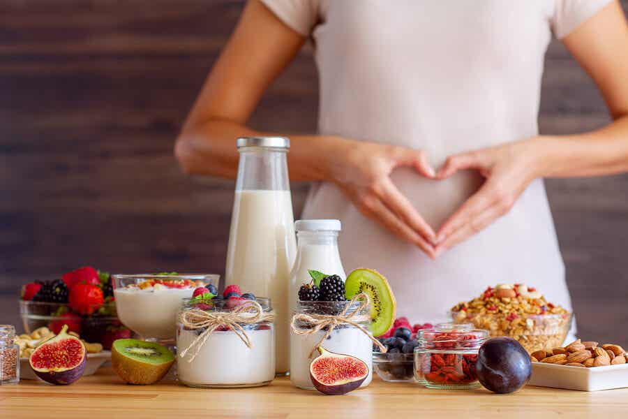 Lo yogurt naturale regola la flora intestinale.