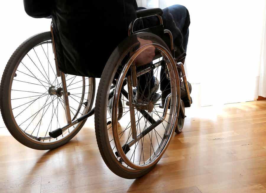 Paciente en silla de ruedas por esclerosis.