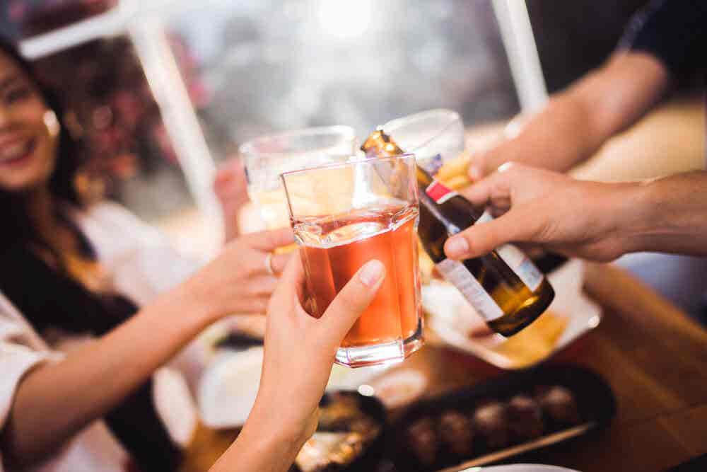 Consommation excessive d'alcool lors d'une réunion sociale.