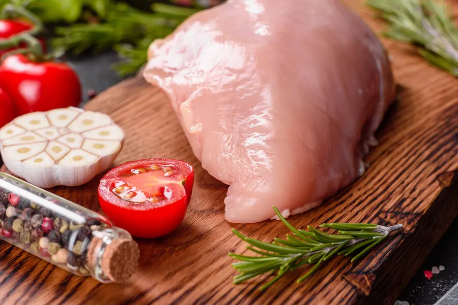 Pollo en la ensalada de rúcula.