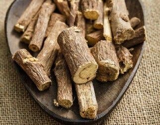 Raíz de regaliz: un remedio para calmar tu estómago