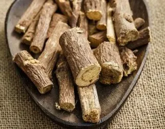 Raíz de regaliz: un remedio para calmar tu estómago