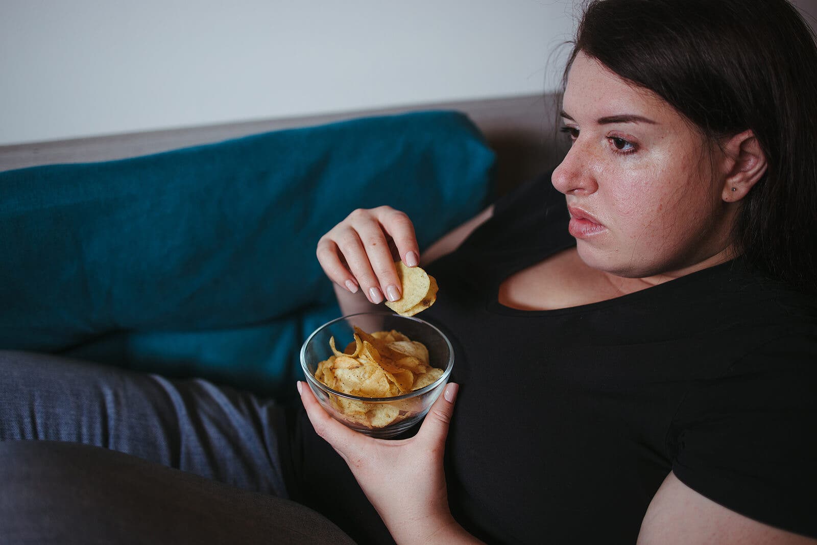 Mujer sedentaria y obesa.