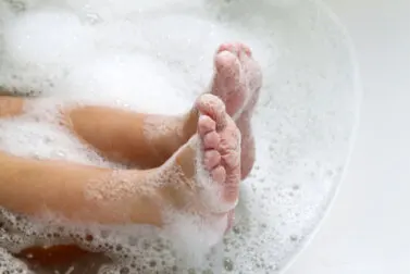 Esta es la razón por la que deberías limpiarte los pies antes de dormir