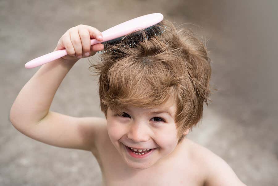 ¿Cuál es la causa de la alopecia infantil?