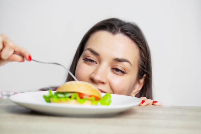 Comer en exceso: consecuencias y claves para evitarlo