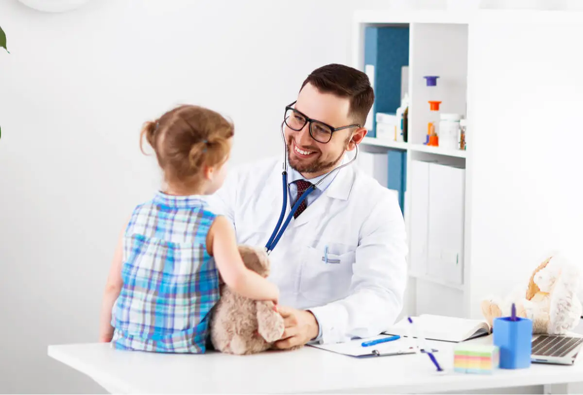 Visita pediatrica volta a rilevare l'ipotiroidismo congenito.