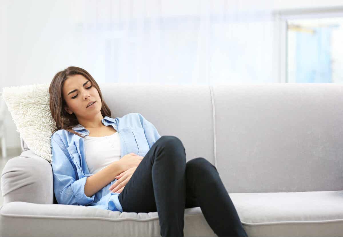 Natron während der Schwangerschaft - schwangere Frau auf dem Sofa