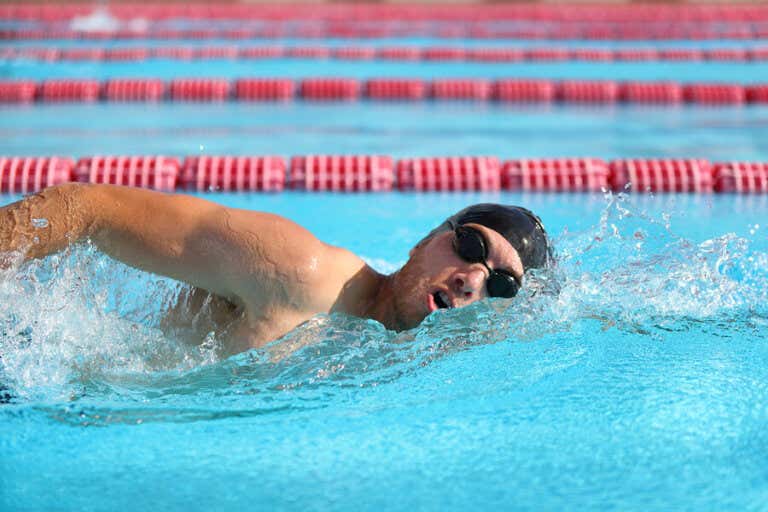 Ejercicios de natación para corregir la escoliosis