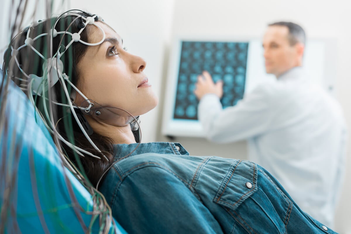 Biopsychologie - Frau mit Elektroden am Kopf