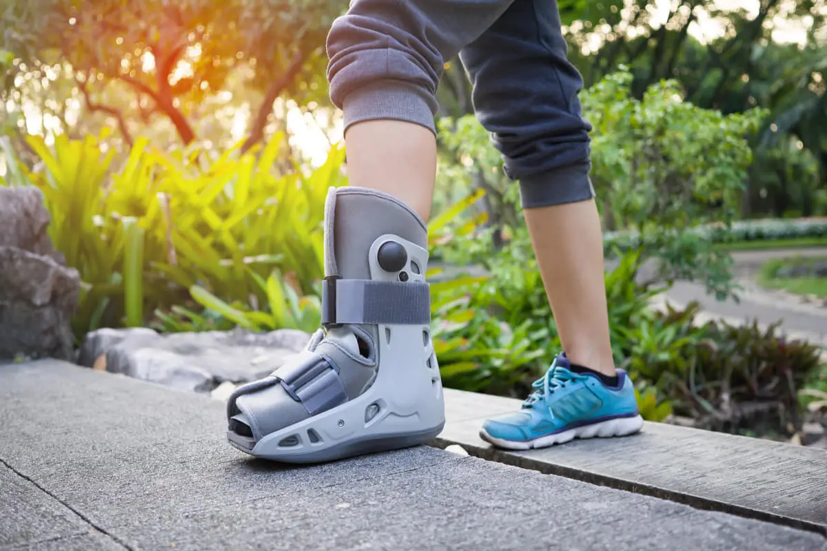Bota walker para tratar esguince de tobillo.