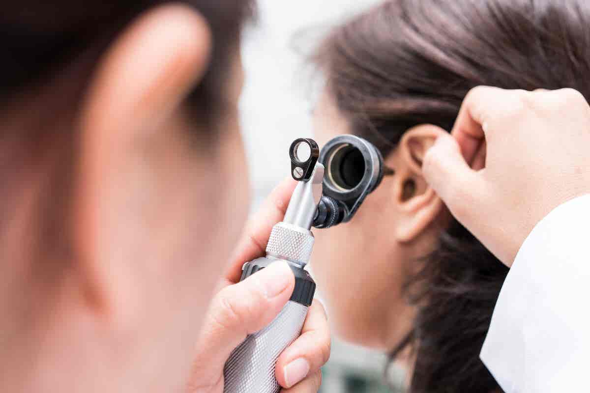 Examen de oído por otorrinolaringólogo