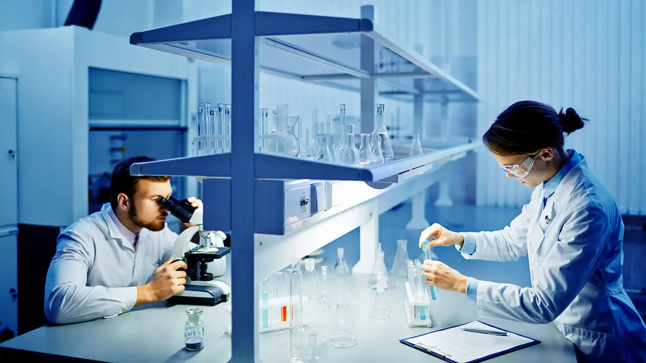 Análisis microscópico de biopsia de tiroides.