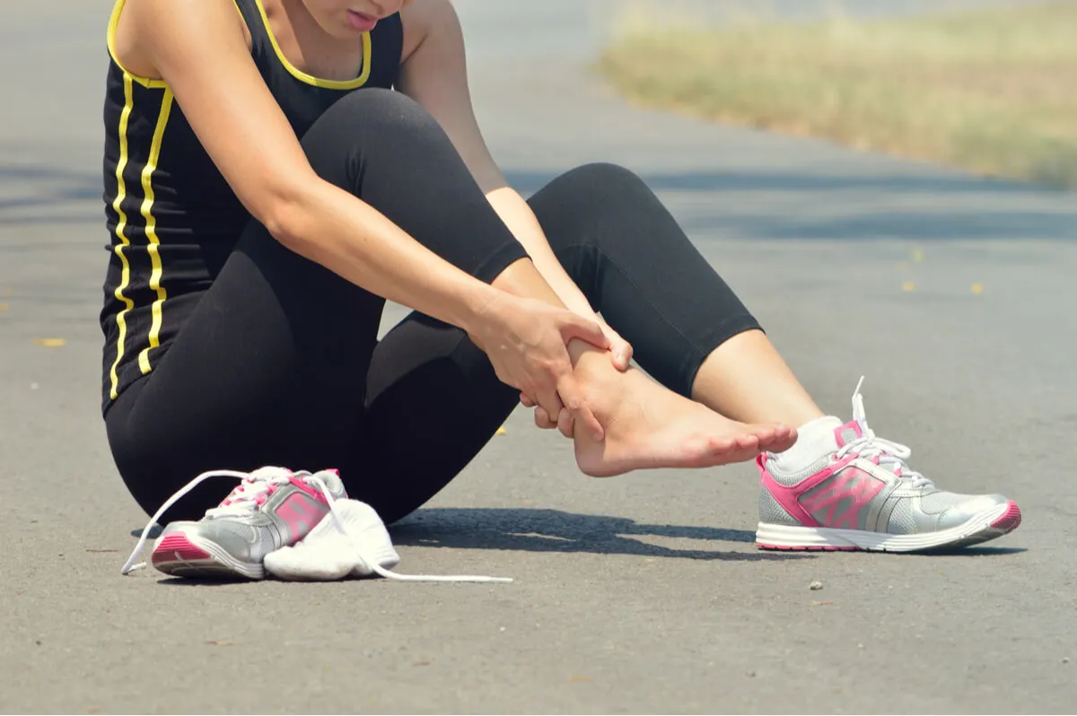 Esguince de tobillo por deporte en una mujer.