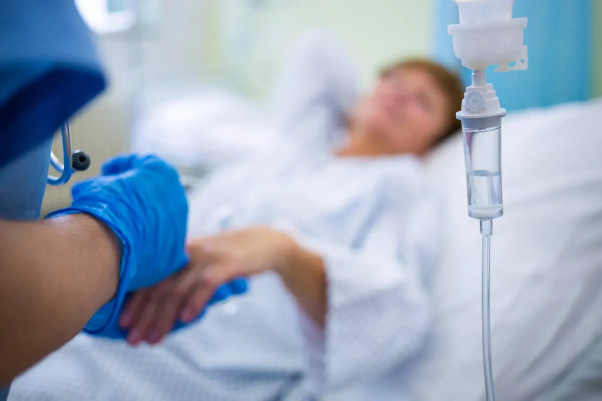 Mujer en hospital con bajo metabolismo basal.