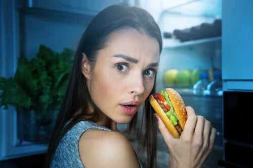2 razones por las que cenar tarde engorda