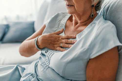 Mujer menopáusica con dolor en el pecho