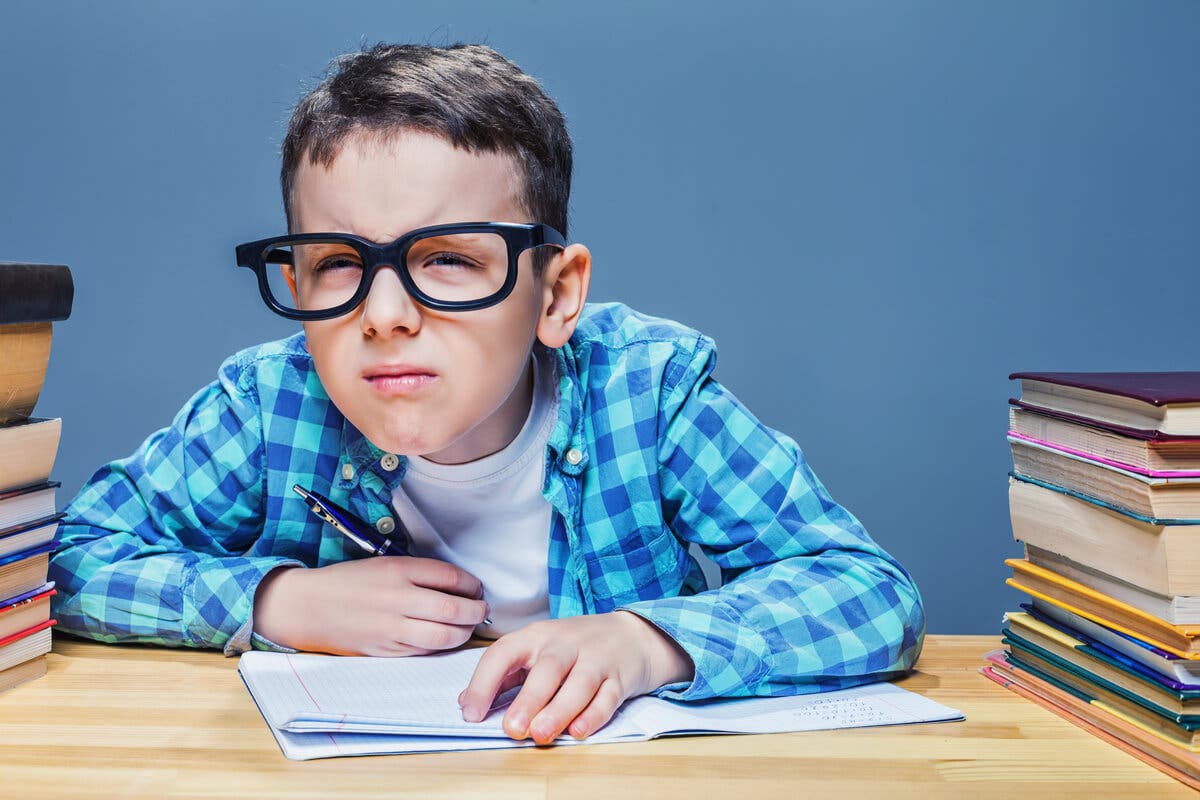 Niño con dificultad para la lectura