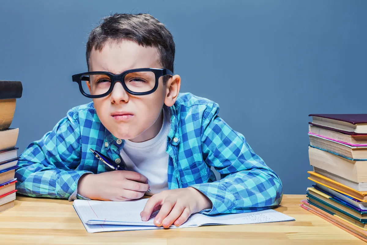 Niño con miopía.