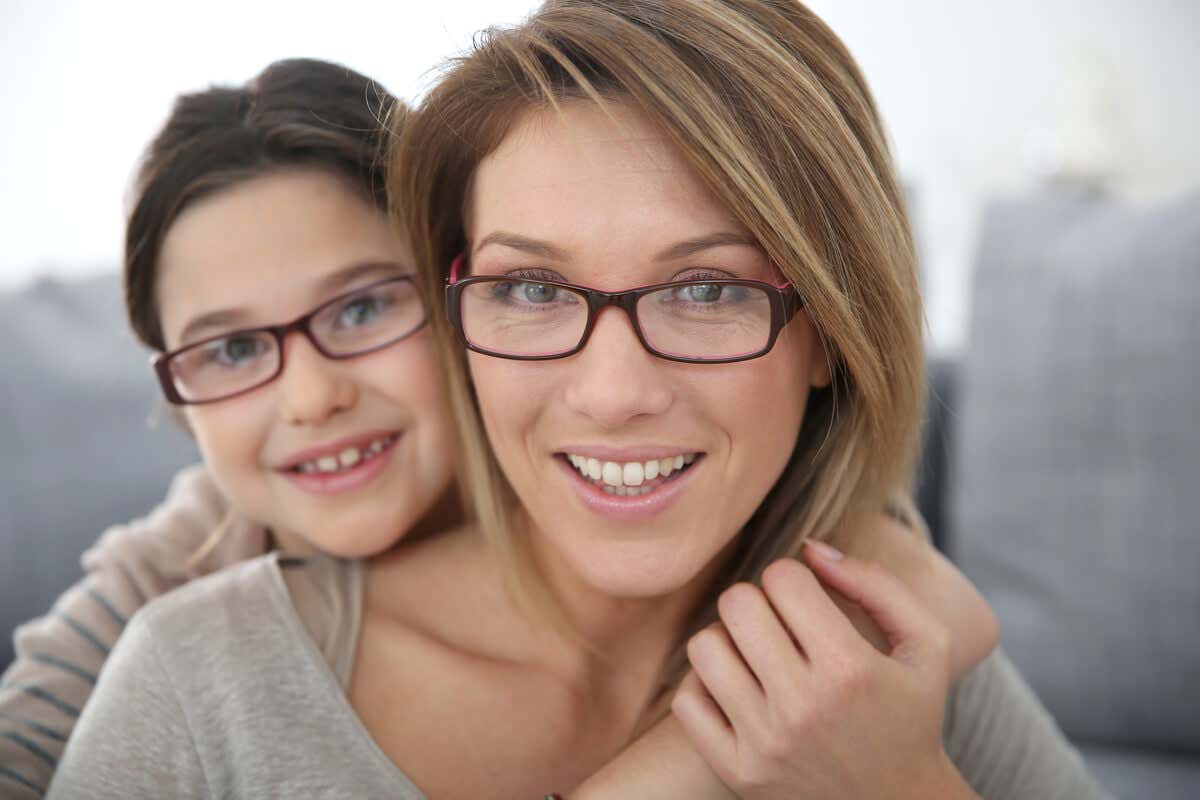 Madre e hija con lentes