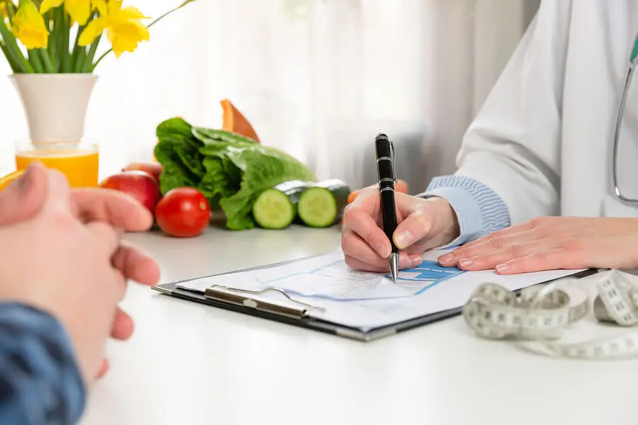 Nutricionista en consulta.