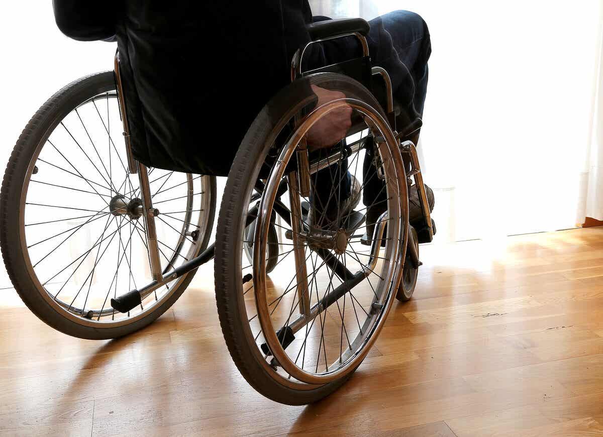 Paziente con sclerosi multipla che perde mobilità.