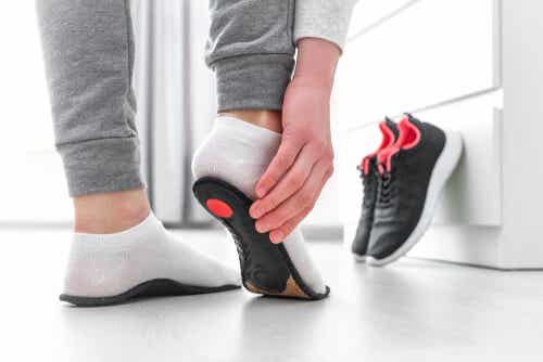 Calzado diseñado para reducir el dolor por artrosis en la rodilla