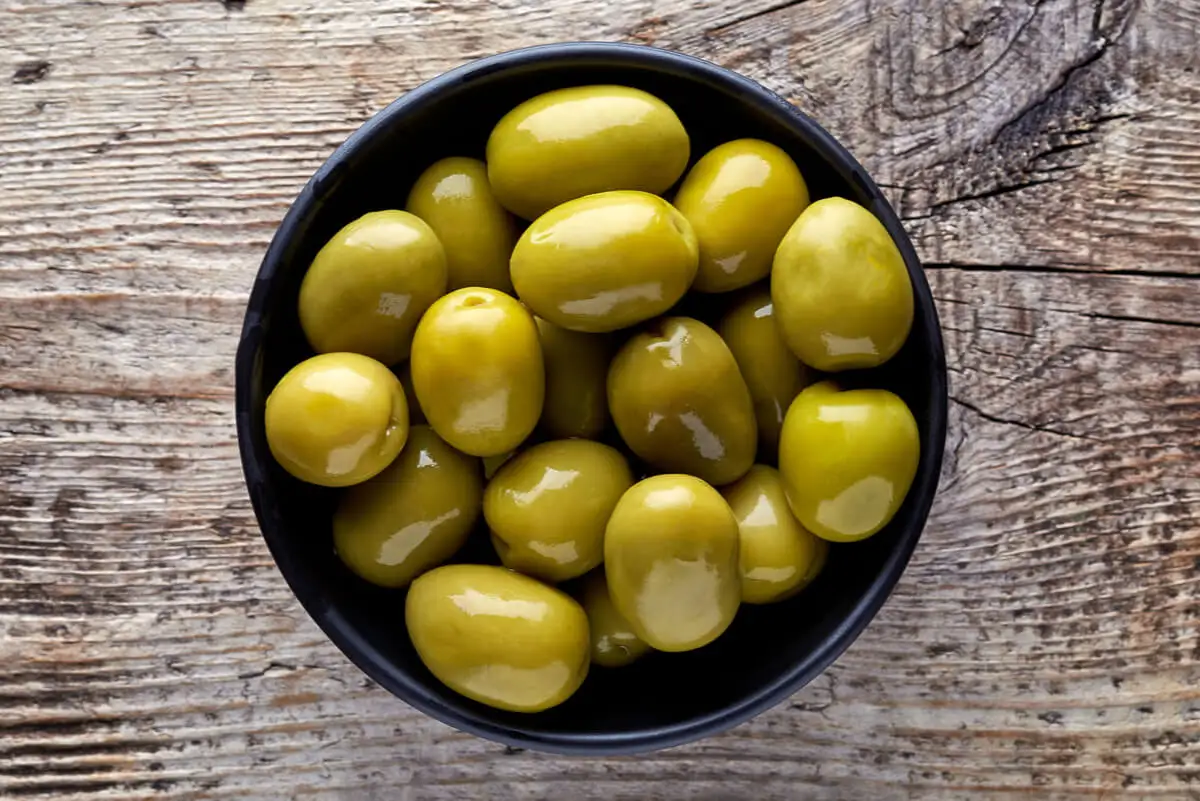 Aceitunas en un tazón
