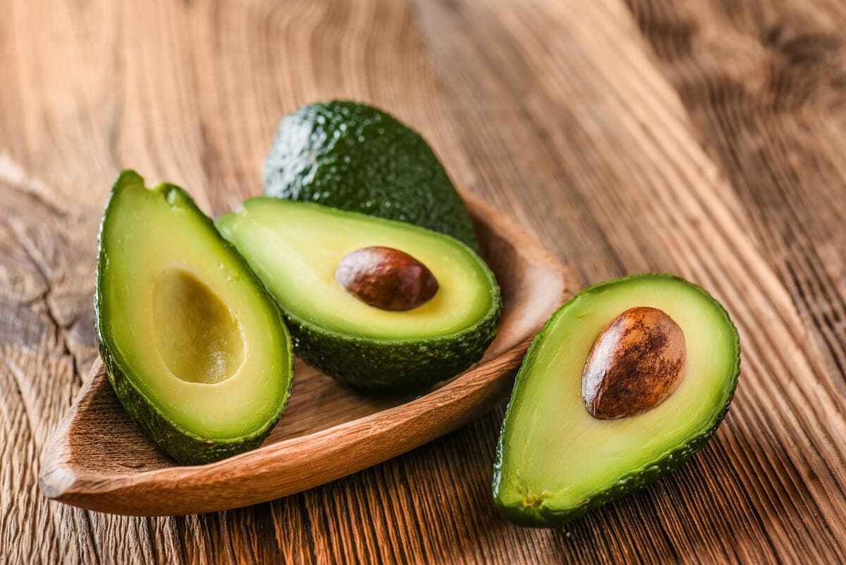 Aguacates en bandeja