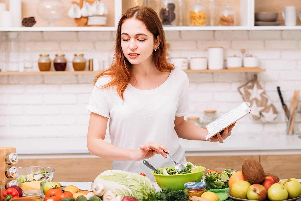 Leber reinigen und Gewicht verlieren - Frau in der Küche