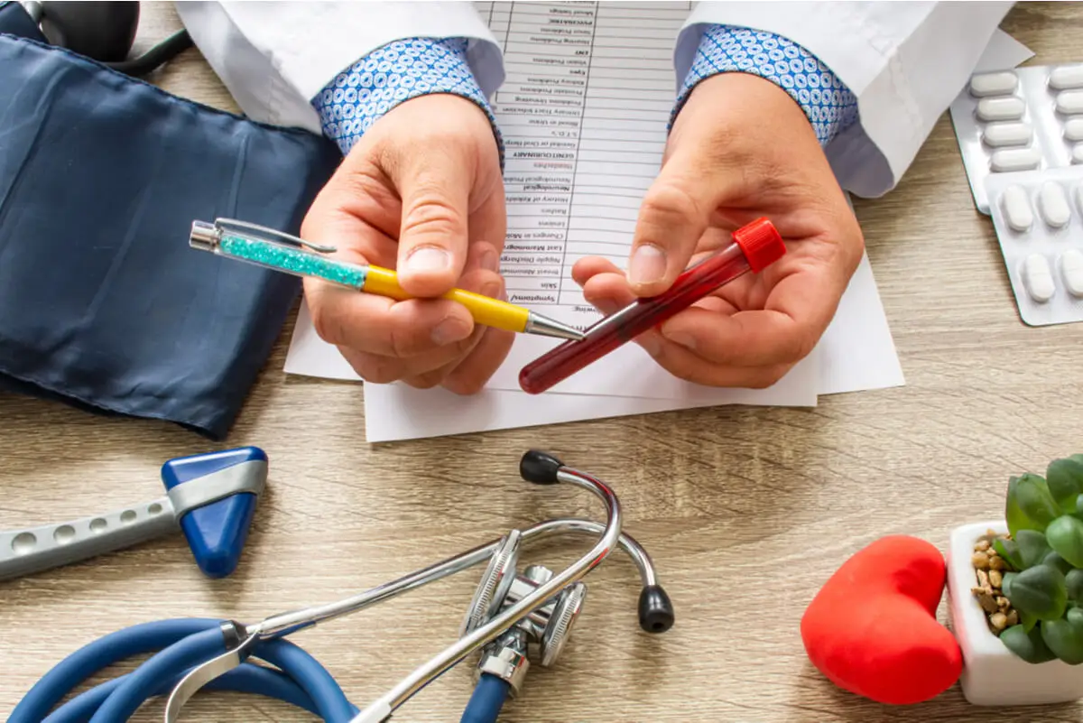 Médico con tubo de sangre por anemia