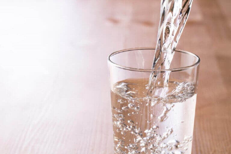 Beneficios del agua tibia en ayunas