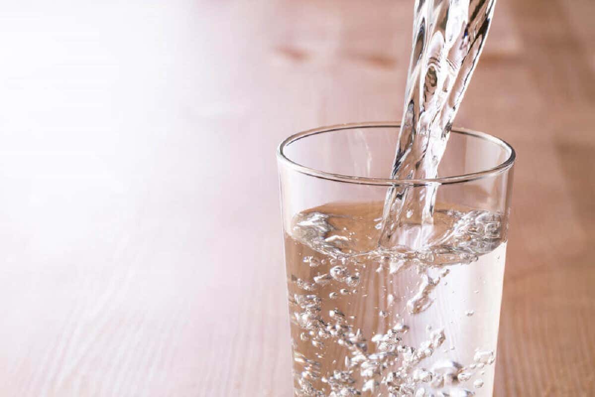 Beber agua para estar hidratados