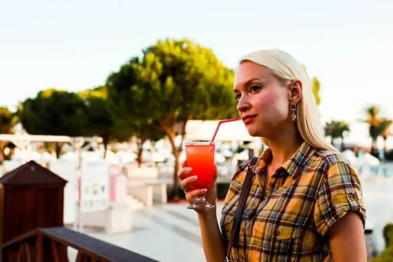 5 bebidas que causan deshidratación y que debemos evitar en verano