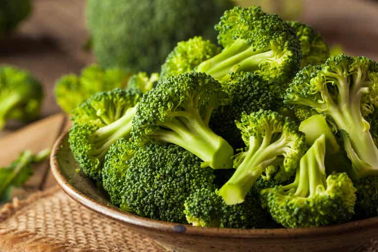 Brócoli causa gases abdominales.