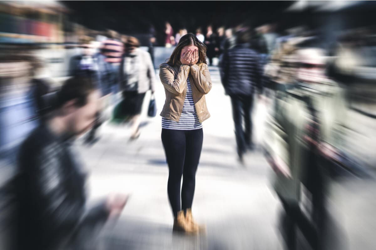 Mujer con ansiedad en la calle.