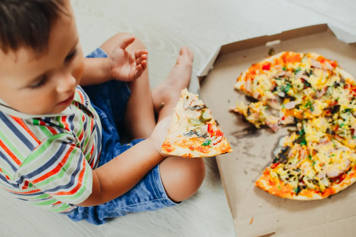 NIño come piza