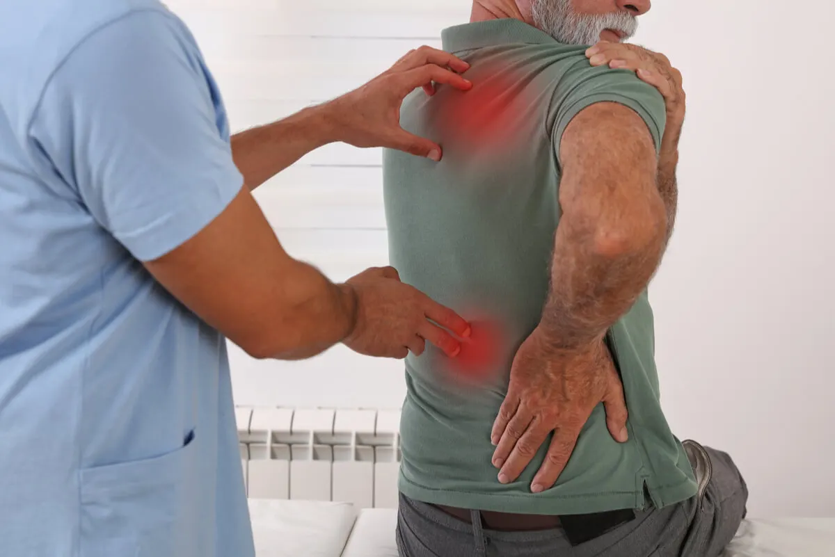 Dolor en la espalda revisado por un médico.