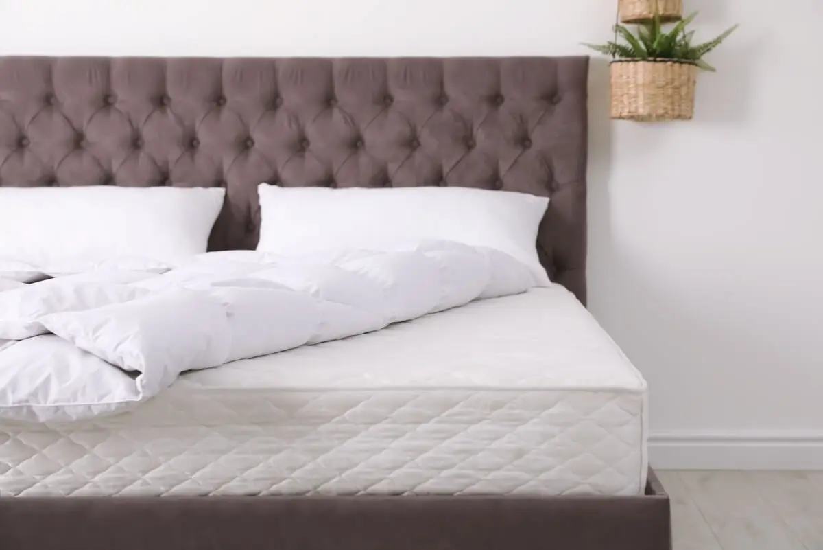 Cama en dormitorio