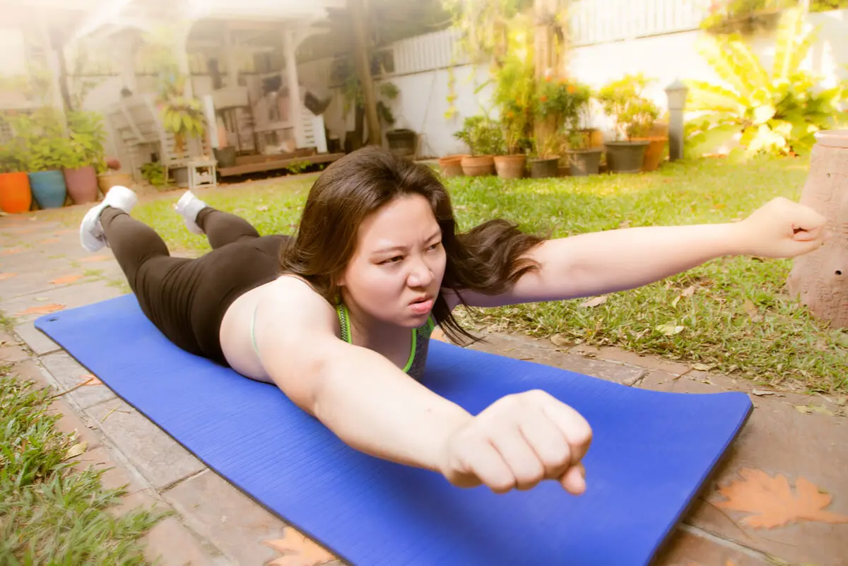 Ejercicio superman para los trapecios.