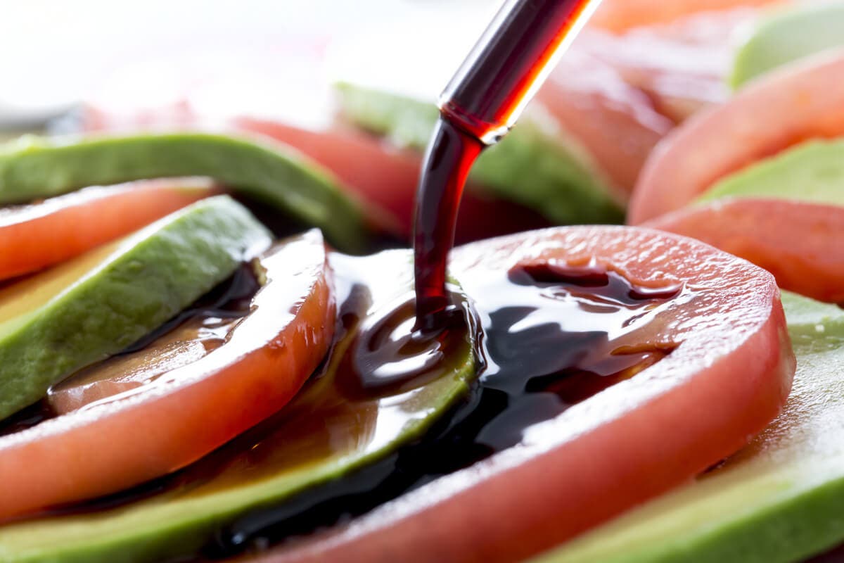 Vinagre balsámico en la ensalada