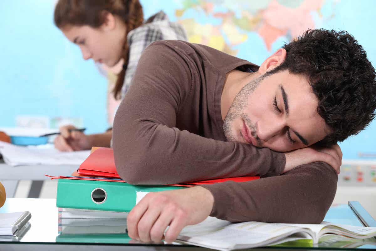 Estudiante aburrido se duerme.