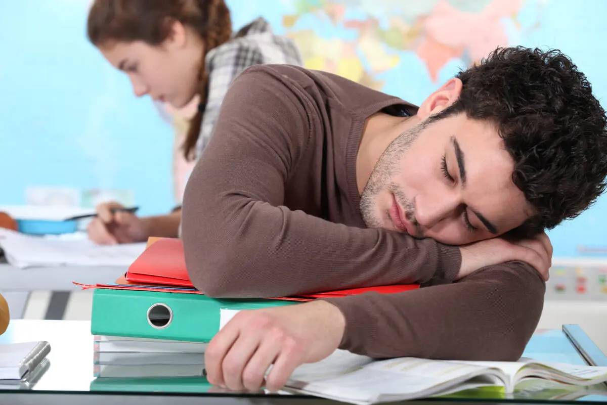 Estudiante desordenado con problemas para estudiar.