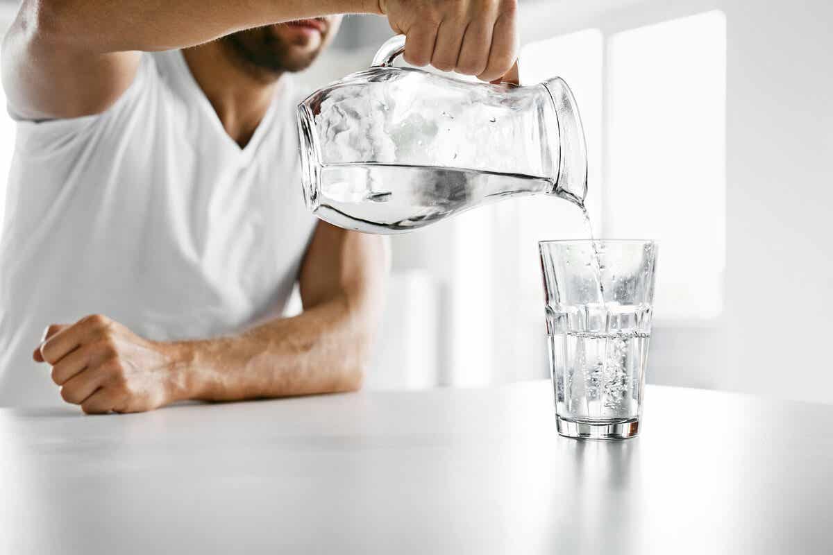 4 razones para beber agua tibia en lugar de fría