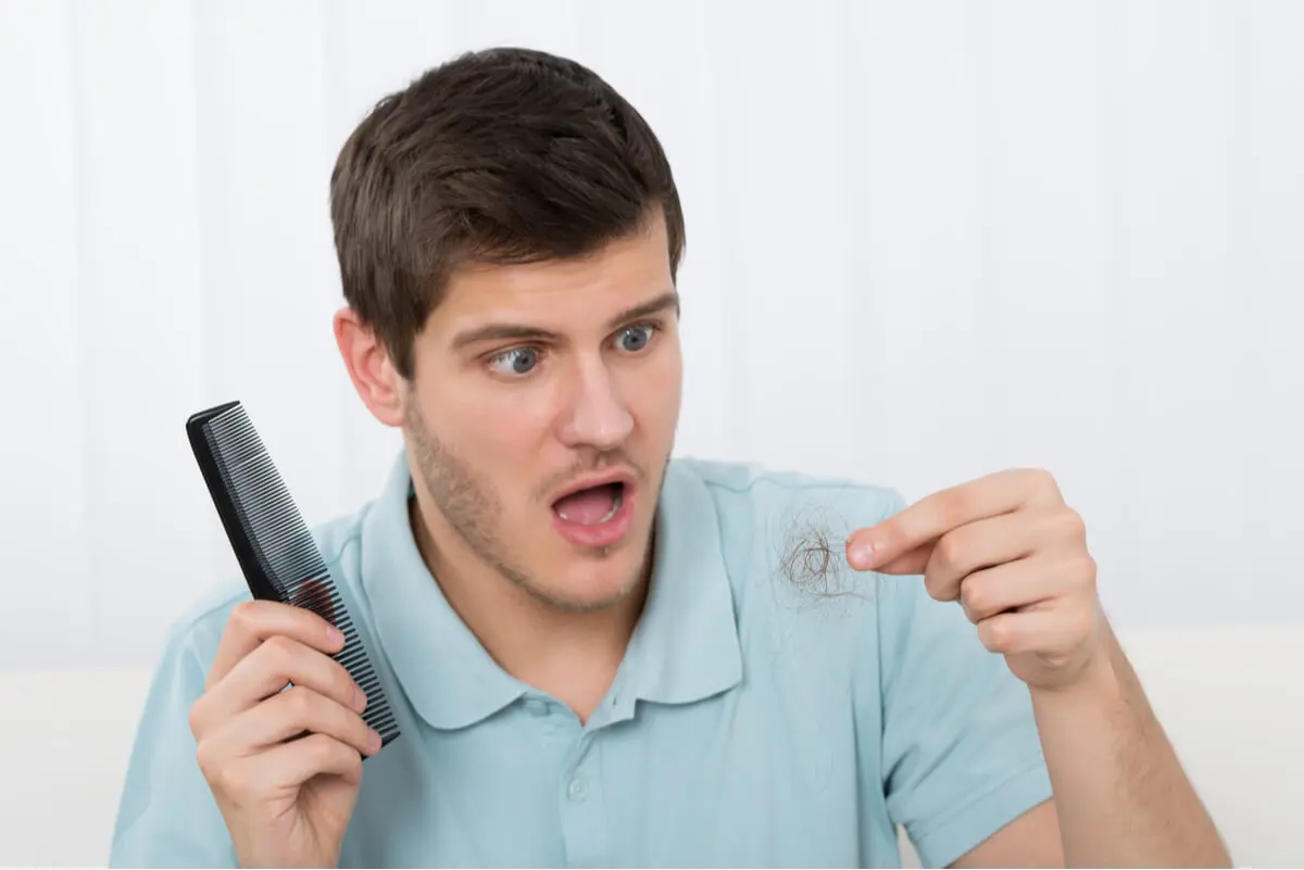 Hombre se le cae el cabello