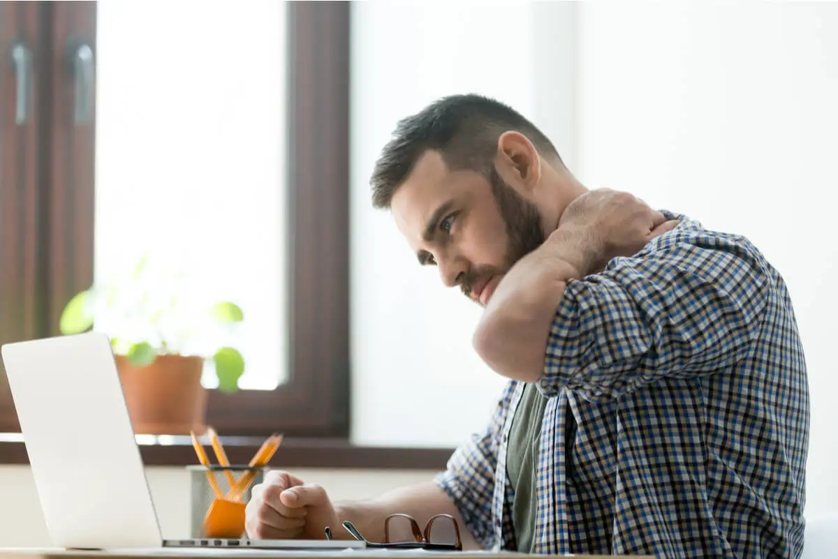 Hombre con dolor de cuello