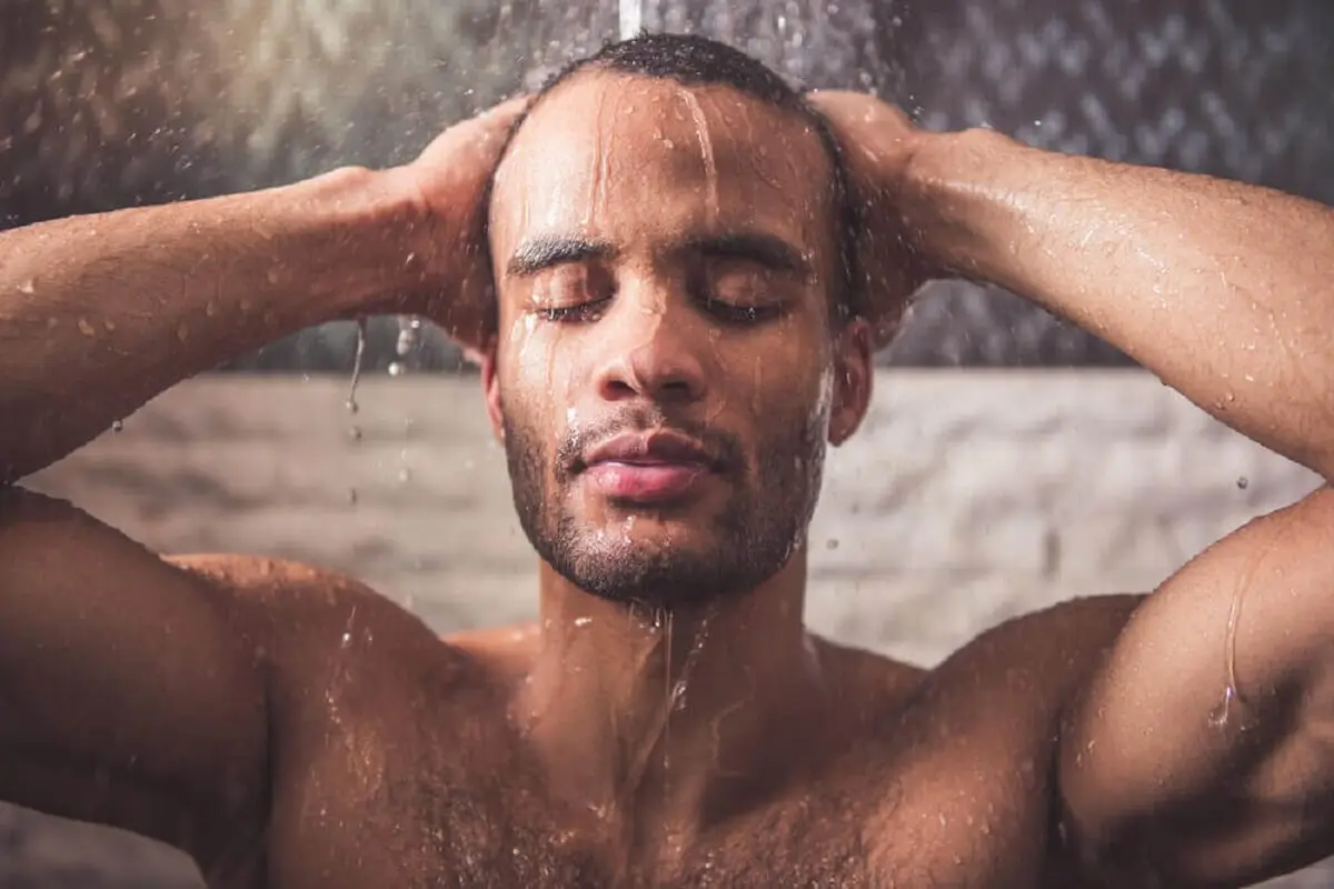 Ducha con agua caliente.